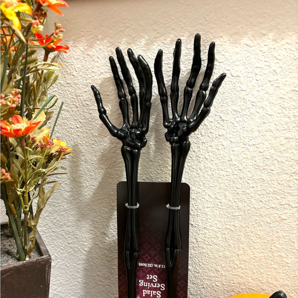 ☠️ HALLOWEEN DECOR BLACK SKELETON HANDS SALAD SPOONS SET SPOOKY TIKTOK VIRAL - Picture 2 of 5